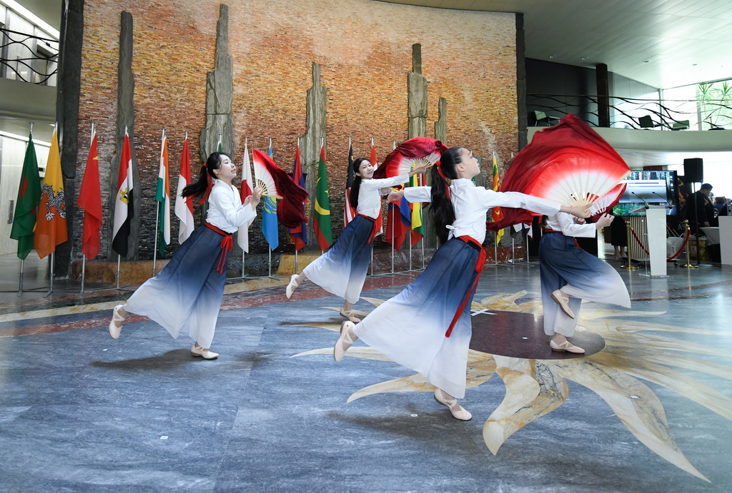 6月11日，在瑞士日内瓦世界知识产权组织总部举行的第五届“亚洲文化节”上，来自中国常驻日内瓦代表团的表演者表演中国扇舞《万疆》。中国常驻日内瓦代表团参与了时尚展演、文化表演及工艺品和美食义卖等多个环节，借此机会呈现中华传统文化底蕴，展现蓬勃向上的时代精神，并宣介全球文明倡议。